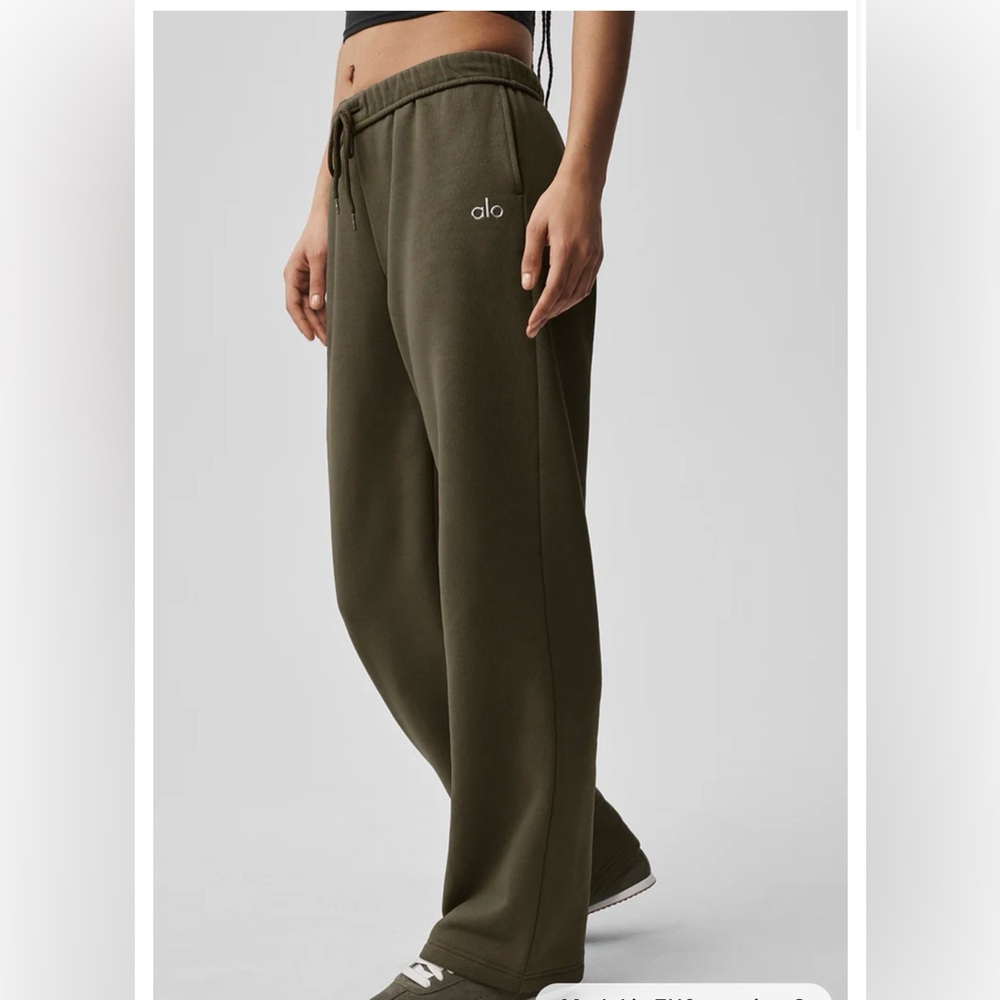 BEST SELLER Alo yoga accolade straight leg sweatpant olive tree